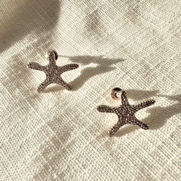 Cute dainty starfish stud earrings - Picture 1 of 2